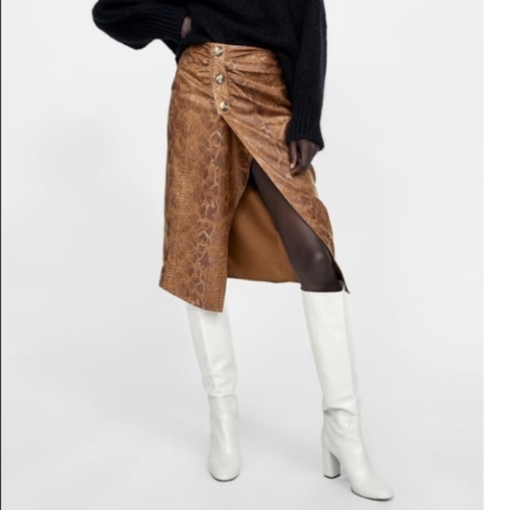 NWOT BLOGGER  FAVORITE ZARA FAUX SUEDE SKIRT!